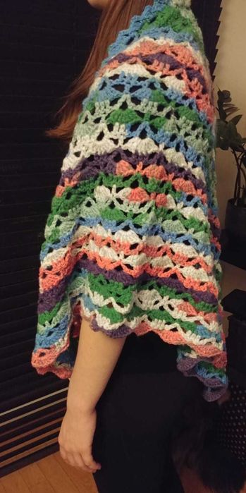 Kolorowa chusta robiona na szydełku