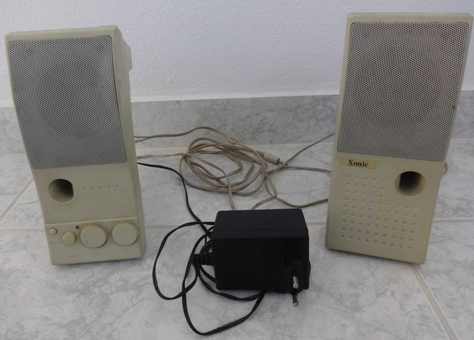 Colunas de som com fio antigas