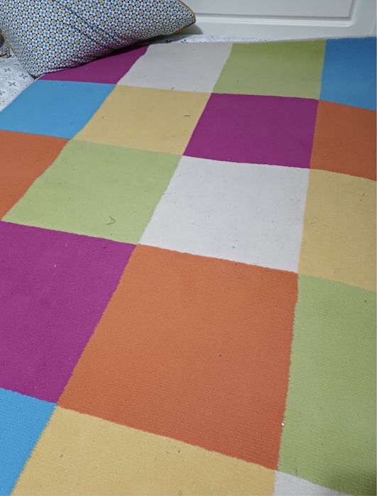 Tapete xadrez colorido, ideal para quarto de crianca
