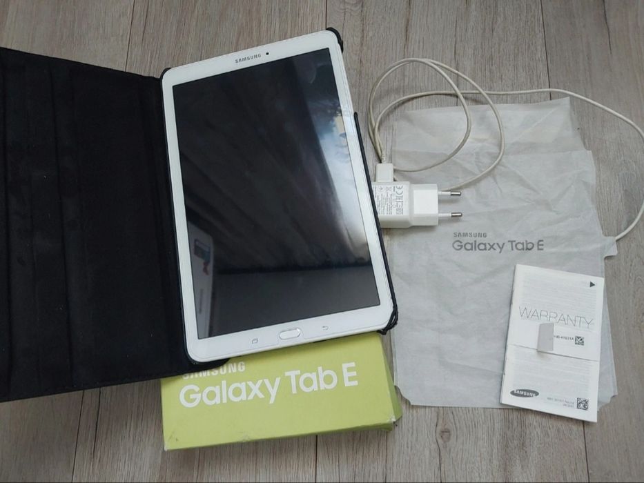 Samsung galaxy tab e (9.6"). zestaw z kartą 32gb i etui