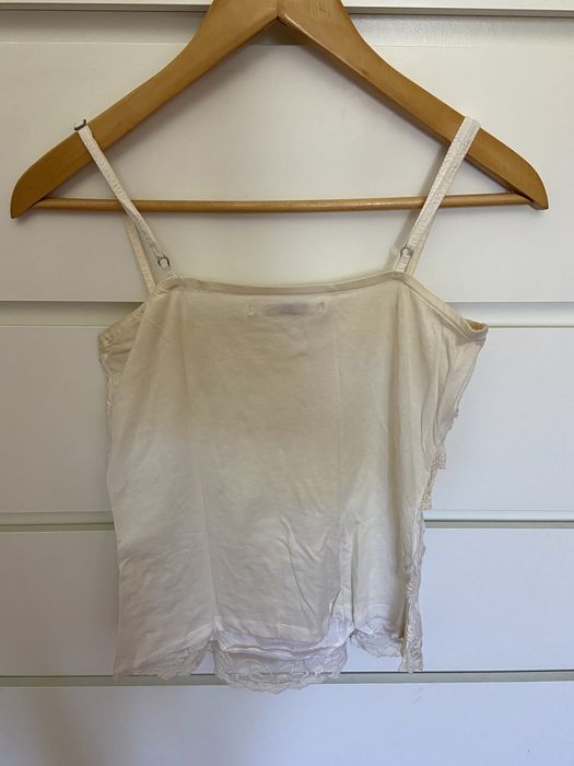 Top branco c/ folhos e renda