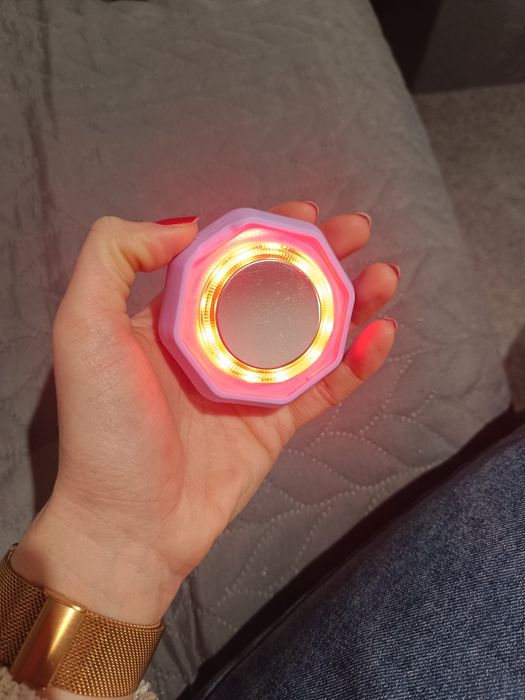 Dispositivo facial de limpeza com massagem e luz