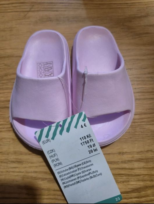 Nowe lekkie piankowe klapki 23