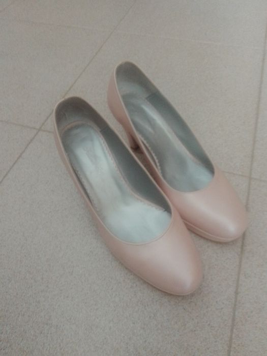 Sapatos usados em bom estado.De cor (rosa velho) NR 37.