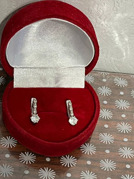 Елегантні сережки в чудовому стані