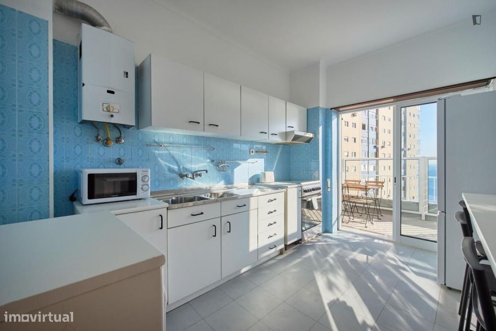Quarto - localizado em Almada Lisbon