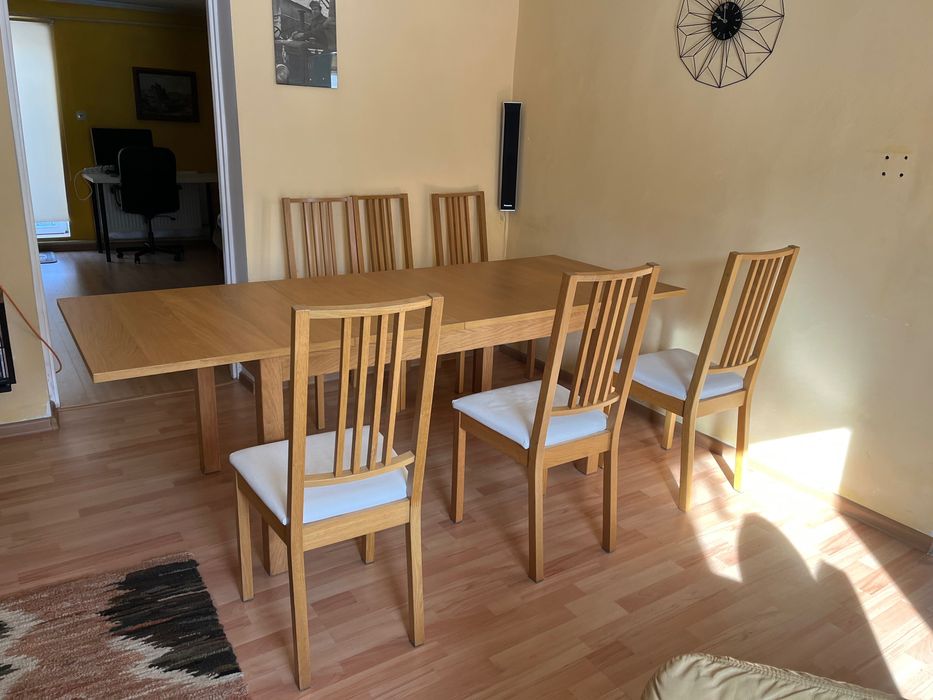 Stół do salonu z krzesłami