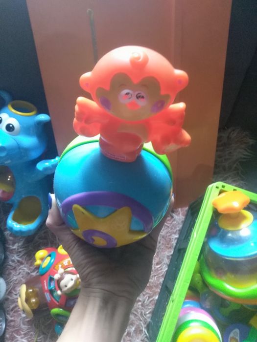 Kiwajaca śmiejąca małpka Fisher price