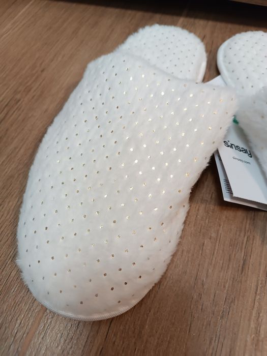 Kapcie białe w złote groszki Sinsay