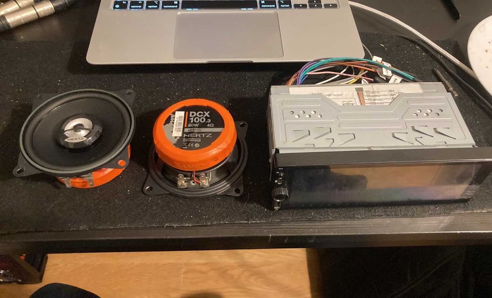 Radio 1DIN Android 2/32GB CarPlay + głośniki Hertz DCX 100.3 – zestaw