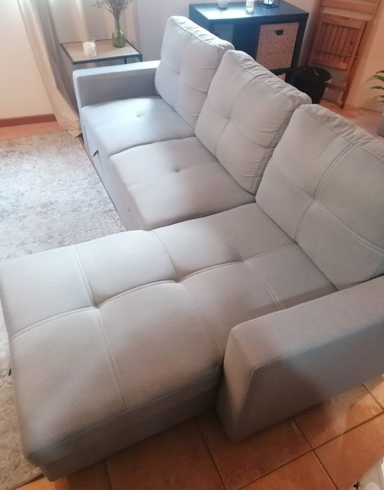 Sofá cama cinza com chaise long
