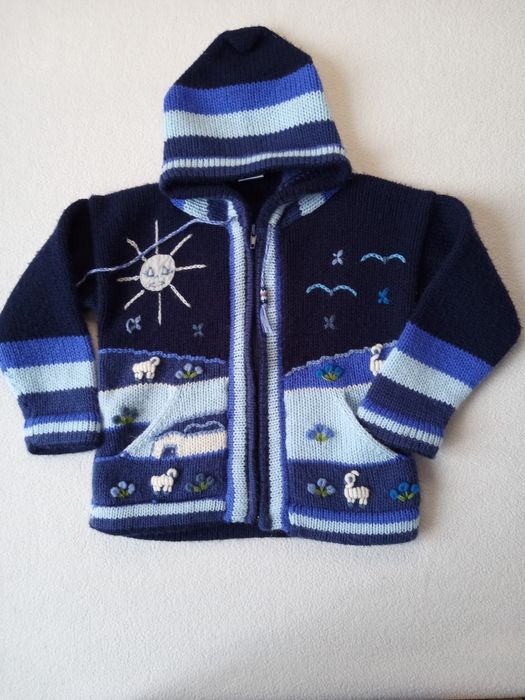 Sweterek  z kapturem