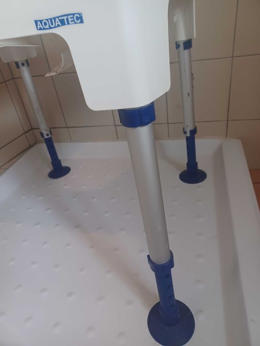 Excelente  cadeira para auxiliar no duche e uso da sanita