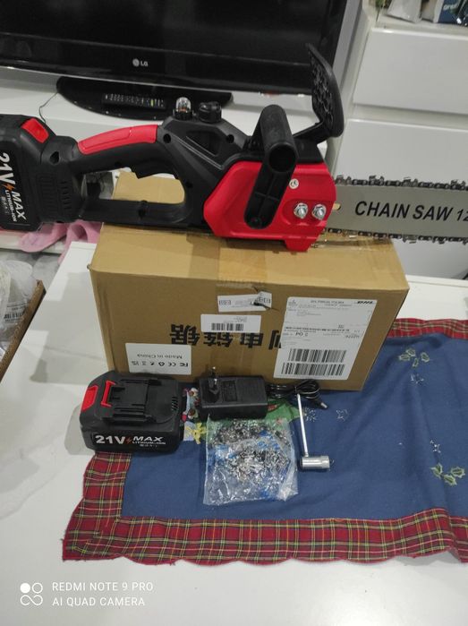 Nowa piła łańcuchowa z dwoma akumulatorami