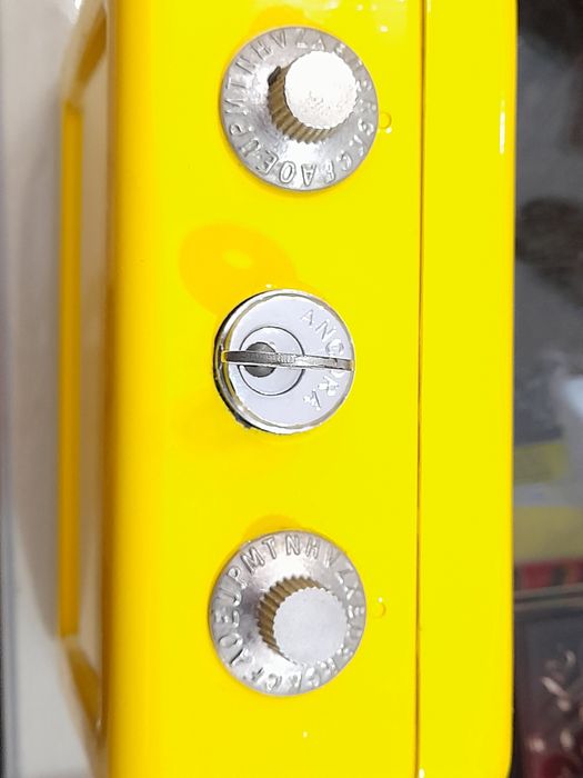 Cofre com segredo e fechadura  - portátil com chave amarelo como novo