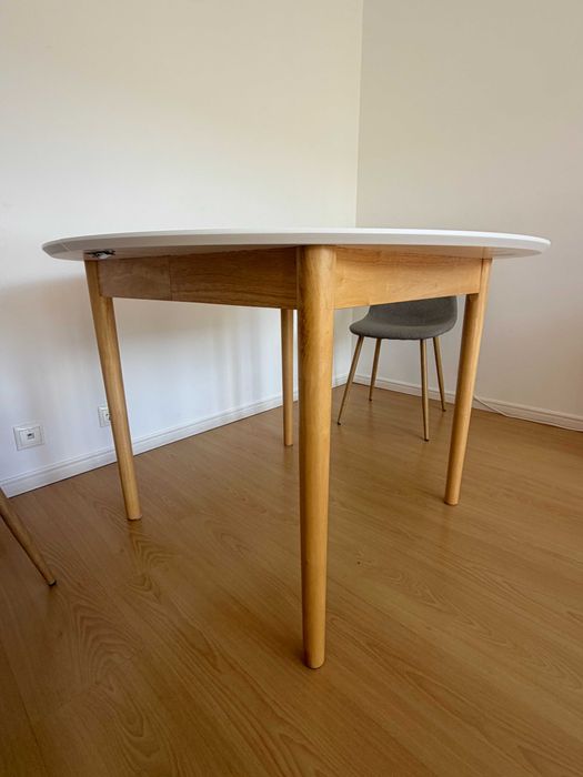 Mesa de jantar redonda extensível + 4 cadeiras