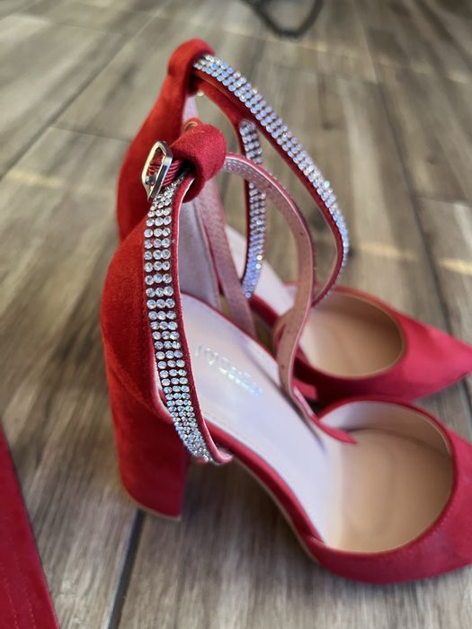 Sukienka na bal z butami