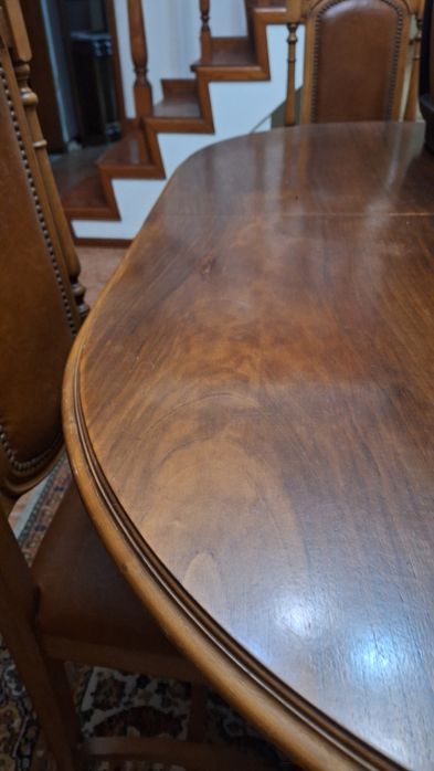 Mesa de madeira extensível e 6 cadeiras