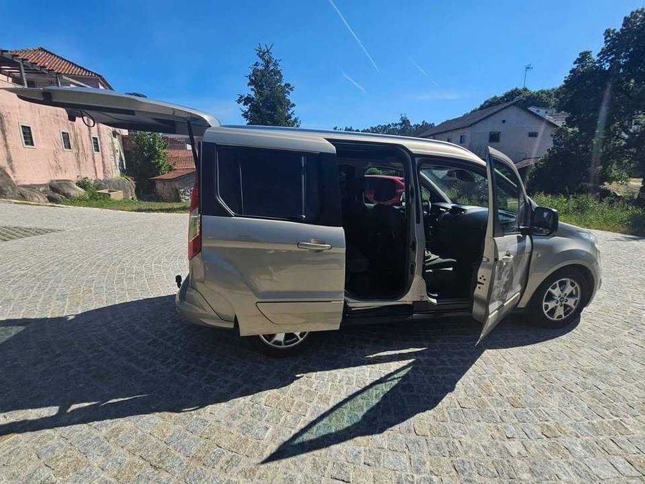 Ford Tourneo Serie Especial foto 3