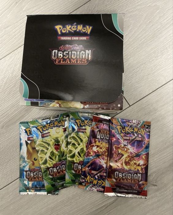 Album skorzany plus kolekcja kart Pokemon.