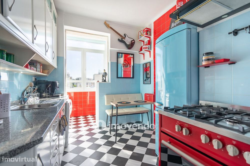 Apartamento T3+1 com áreas amplas e cozinha equipada, no Lumiar