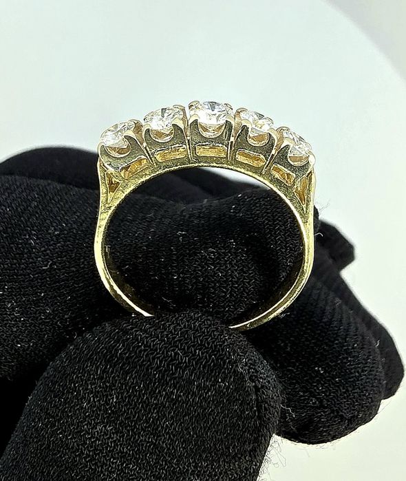 Золота каблучка з діамантами