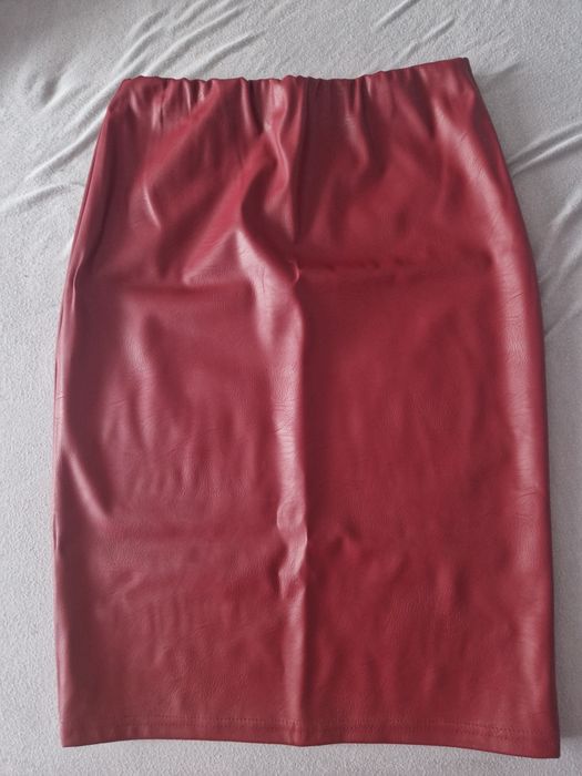 Piękna i elegancka spódnica midi na spotkania