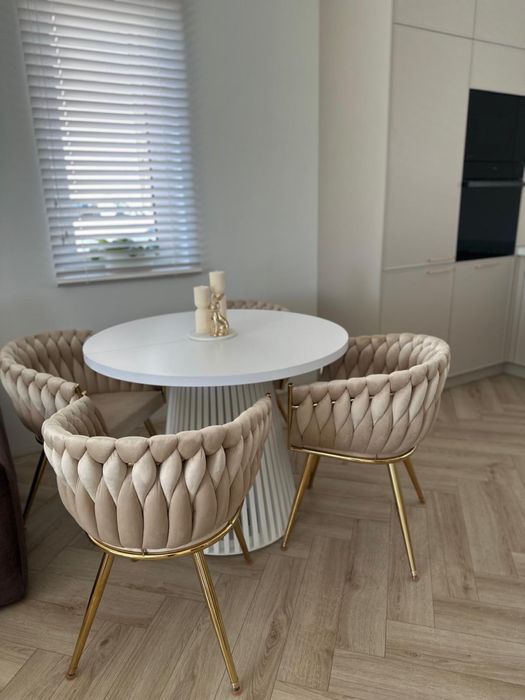 Beżowe krzesła nowoczesne glamour krzesło plecione welur fotel