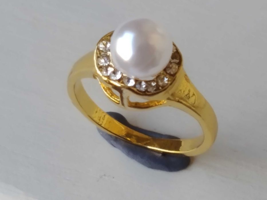 (NOVO, PORTES GRÁTIS) Anel Dourado com Zircónias Brancas e uma Pérola