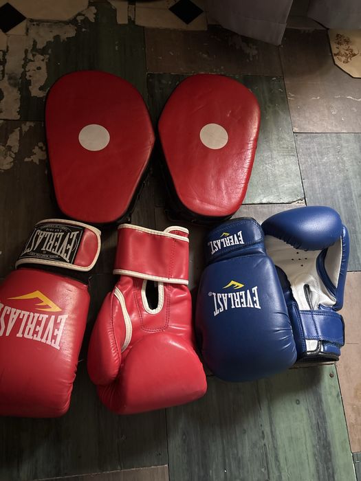 Боксерські рукавиці та лапи та гиря
