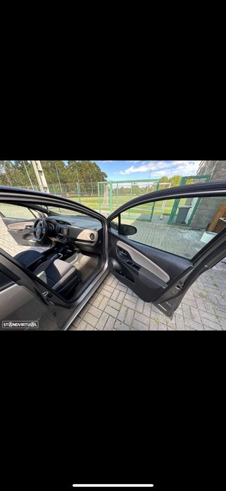 Toyota Yaris Hybrid Square Collection | Bateria híbrida NOVA com garantia até novembro de 2027