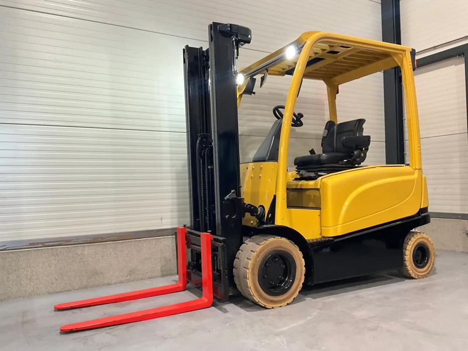 Empilhador Hyster eletrico de 2.5 T.