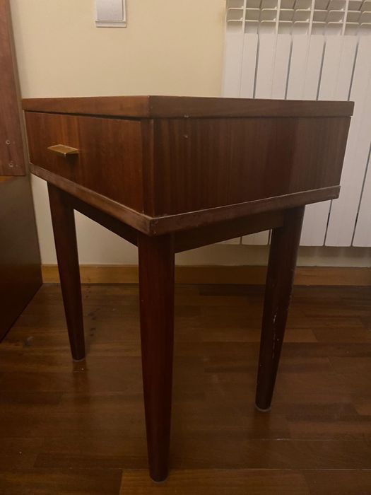Sommier/Cama de corpo e meio + mesa de cabeceira - madeira