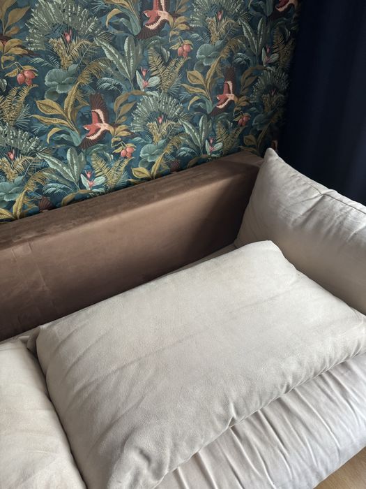 Bezowo-brązowa rozkladana sofa