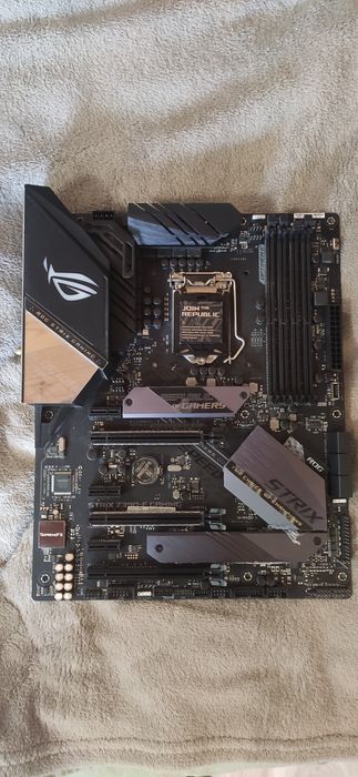 Материнська плата ASUS ROG Strix Z390-E Gaming