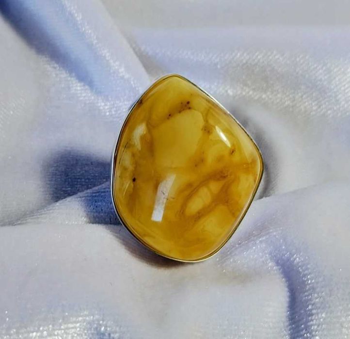 Srebrny pierścionek z bursztynem