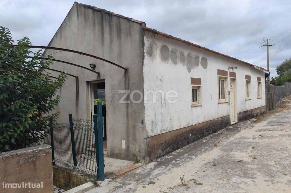 Moradias no centro da Vila de Minde