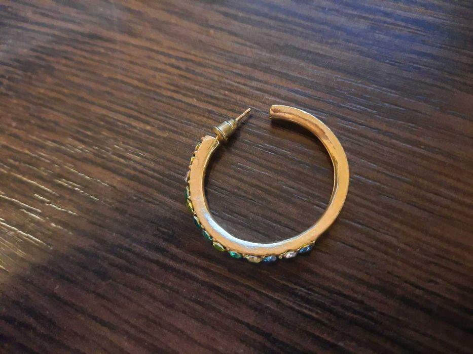 Одна сережка кольцо с разноцветными камушками серьги бижутерия