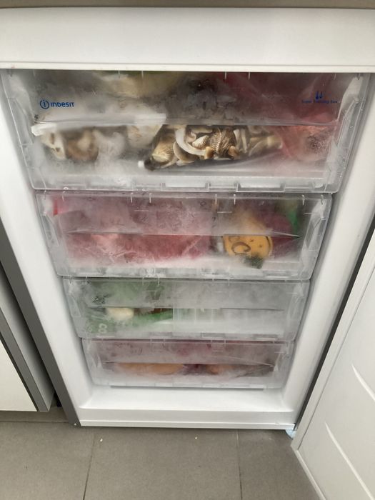 Garantia 2 anos - Frigorífico Combinado INDESIT CAA 55 NX 1