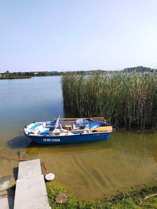 lodka wedkarska z silnikami, echosonda i przyczepa