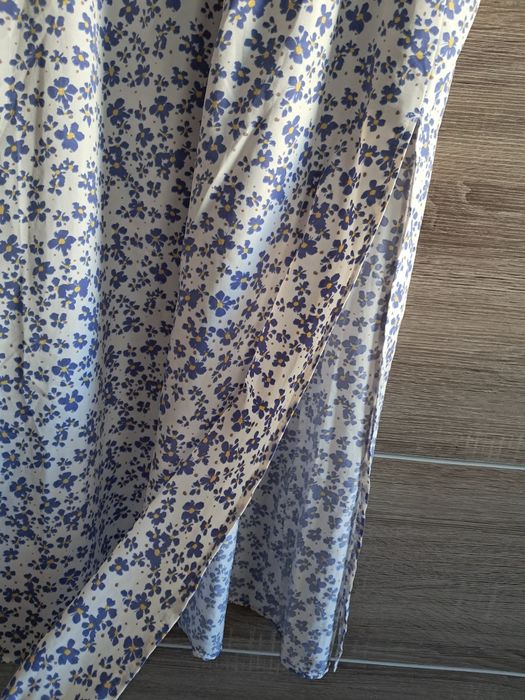 Spódnica w kwiaty z rozcięciem L/XL
