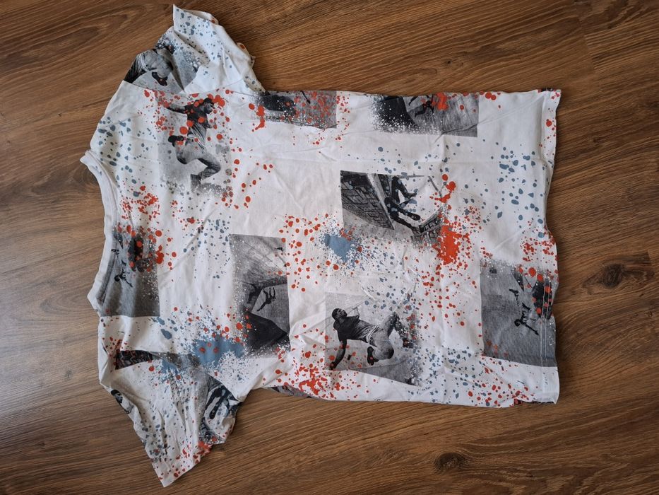 Biały t-shirt ze wzorem