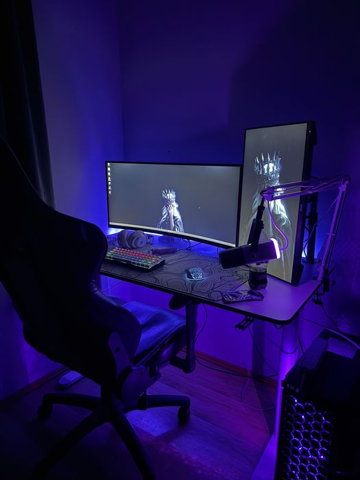 Zestaw gamingowy do grania komputer pc monitory biurko mysz klawiatura mikrofon