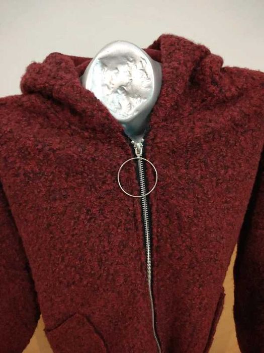 Casaco modelo de lã fervida (ou bouclé) na cor bordeaux