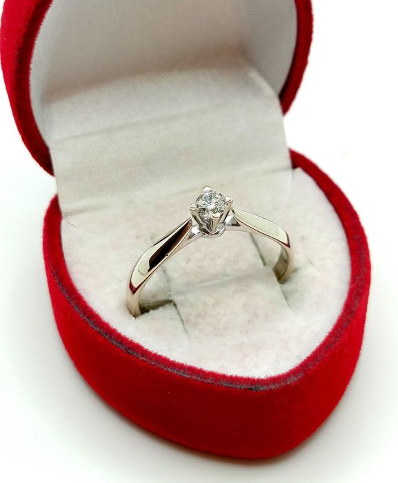 Złoty pierścionek z Brylantem 0,137 Pr.585 W:2,02gr Roz.15