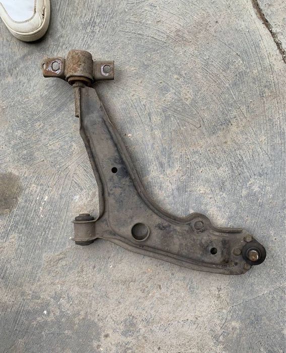 Цена за комплект. Рычаги левый и правый skoda felicia 1.3