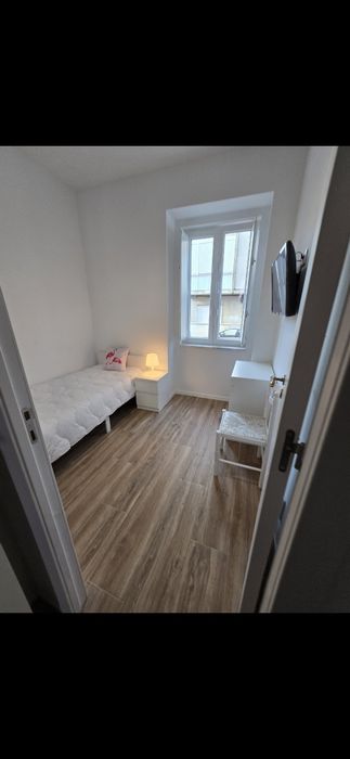 Quarto Novo c / TV e  Terraço a 1 minuto  da estação Comboio Queluz