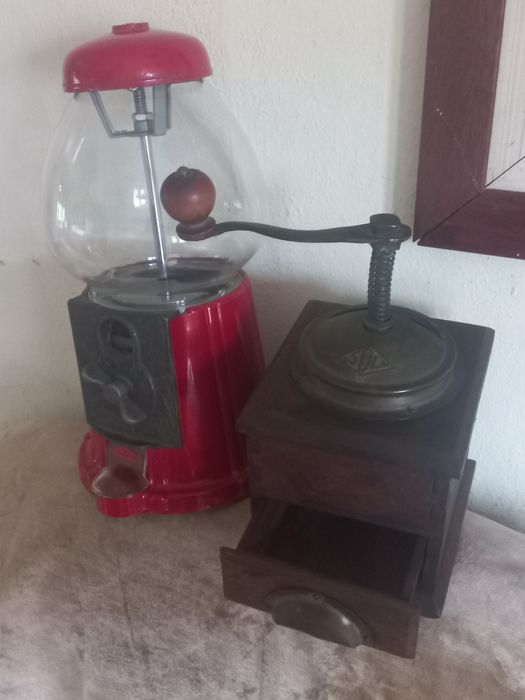 Dispensador antigo+ moinho ( colecionavel) de bolos/chicletes e outros