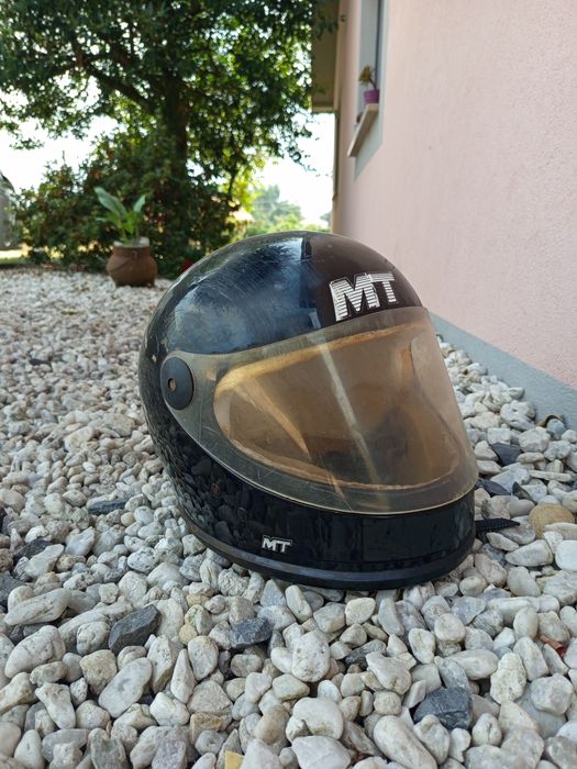 Capacete velho com esponja