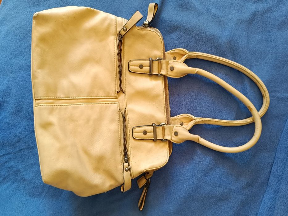 Сумочка жіноча старенька,але зручна.